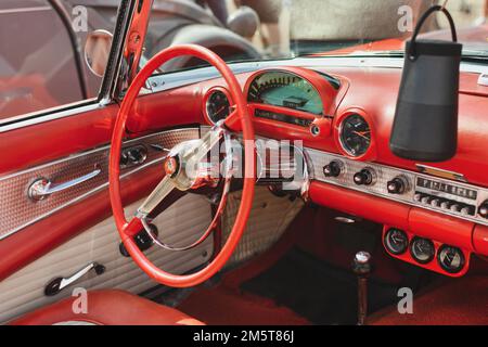 PARIS, FRANCE - 15 mai 2022 : intérieur en cuir de Ford Thunderbird rouge 1956 Banque D'Images