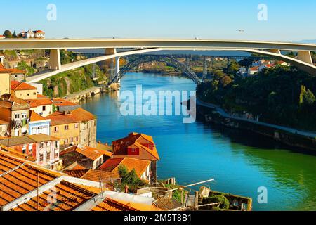 Paysage urbain lumineux et coloré avec la vieille ville et le pont Infante Henrique au-dessus du fleuve Douro, Porto, Portugal Banque D'Images