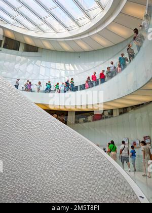 PORTO, PORTUGAL - 18 SEPTEMBRE 2022 : journée ouverte au terminal de croisière du port de Leixoes, personnes marchant à l'intérieur sur des escaliers en spirale, architecture moderne, Porto, po Banque D'Images