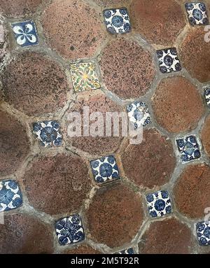 Puebla, Puebla, États-Unis. 9th décembre 2022. La bibliothèque de la Biblioteca Palafoxiana dans le centre historique de Puebla City date de 1646. C'est l'UNESCO qui la reconnaît comme la première bibliothèque publique des Amériques. Puebla, Mexique Vendredi 9 décembre 2022. (Image de crédit : © Mark Hertzberg/ZUMA Press Wire) Banque D'Images