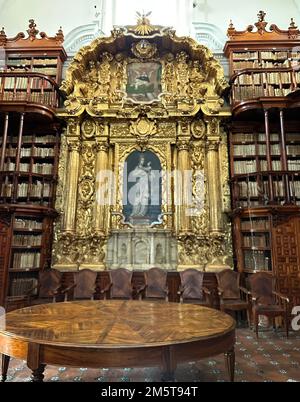 Puebla, Puebla, États-Unis. 9th décembre 2022. La bibliothèque de la Biblioteca Palafoxiana dans le centre historique de Puebla City date de 1646. C'est l'UNESCO qui la reconnaît comme la première bibliothèque publique des Amériques. Puebla, Mexique Vendredi 9 décembre 2022. (Image de crédit : © Mark Hertzberg/ZUMA Press Wire) Banque D'Images