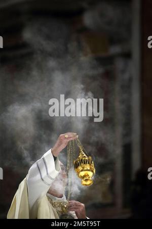 Vatican. 30th décembre 2022. 30 décembre 2022, Rome, Italie - le cardinal ANGELO DE DONATIS mène la Sainte Messe et la prière pour le Pape émérite Benoît XVI dans la Basilique Latran de Saint Giovanni à Rome. Le pape émérite Benoît XVI est « lucide et vigilant » mais sa condition reste sérieuse, a déclaré le Vatican jeudi. (Credit image: © Evandro Inetti/ZUMA Press Wire) Credit: ZUMA Press, Inc./Alamy Live News Banque D'Images