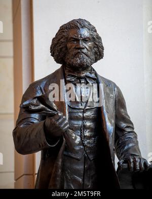 Washington DC, États-Unis. 30th décembre 2022. Frederick Douglass, sa statue vue dans le US Capitol Visitors Center, était un homme en esclavage dans le Maryland, est devenu un activiste, un auteur et un conférencier. Frederick Douglass est devenu un chef de file du mouvement abolitionniste et a cherché à mettre fin à la pratique de l'esclavage, avant et pendant la guerre civile. Des peintures représentant des moments importants de l'histoire américaine et des sculptures de personnages historiques sont exposées, payant une tribune aux esclaves et aux confédérés au Capitole de Washington, DC, vendredi, 30 décembre 2022. Credit: Rod Lamkey / CNP Credit: dpa Picture Alliance/al Banque D'Images