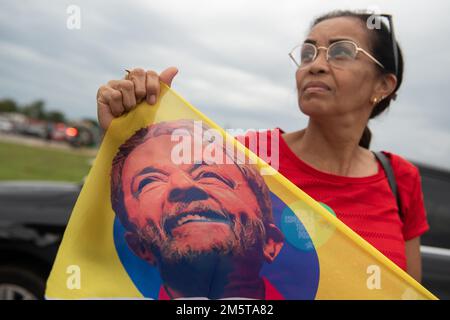 Brasilia, Brésil. 30th décembre 2022. Un partisan du futur président brésilien Lula da Silva se tient devant la cathédrale de Brasilia deux jours avant son assermentation en tant que nouveau président du Brésil. Lula da Silva sera assermenté le jour du nouvel an. Credit: Santiago Mazzarovich/dpa/Alay Live News Banque D'Images