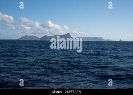 Andøya est une île Vesterålen couverte de tourbières et de toundra arctuc en son centre et de rochers le long de la côte. Banque D'Images