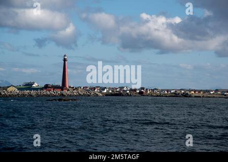 Andøya est une île Vesterålen couverte de tourbières et de toundra arctuc en son centre et de rochers le long de la côte. Banque D'Images