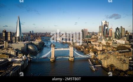 Vue imprenable sur Londres et la Tamise par une journée ensoleillée - LONDRES, Royaume-Uni - 20 DÉCEMBRE 2022 Banque D'Images