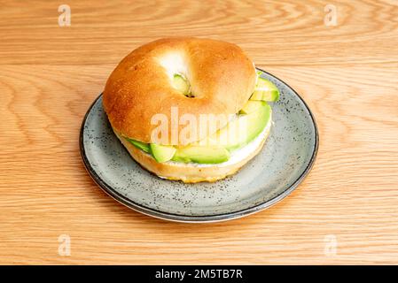 Un bagel est un pain traditionnellement fait de farine de blé et a habituellement un trou au centre. Avant d'être cuit, il est cuit dans l'eau, ce qui entraîne un Banque D'Images