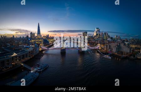 Magnifique vue du soir sur Londres et Tower Bridge Banque D'Images