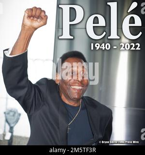 29 décembre 2022: PELE, légende du football, la première icône mondiale du sport, premier héros du monde noir, est mort à l'âge de 82 ans. Rock and roll est Elvis, Pop Music est Michael Jackson, la boxe est le G.O.A.T. Muhammad Ali, le football (soccer) est Pelé. Edson Arantes do Nascimento, connu sous le nom de footballeur brésilien Pelé, est décédé après une bataille d'un an contre le cancer du côlon et d'autres problèmes médicaux. Pelé le plus grand joueur de football de l'histoire, menant le Brésil aux coupes du monde en 1958, 1962 et 1970 (le seul joueur au gagner trois fois). Au niveau du club au Brésil, il a marqué 643 buts dans Banque D'Images