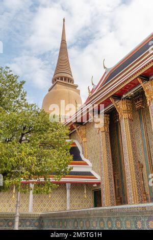 chedi doré (stupa) au Wat Ratchabophit Sathythitmahasimaram Ratchaworawihan, temple bouddhiste de Bangkok, Thaïlande. Banque D'Images