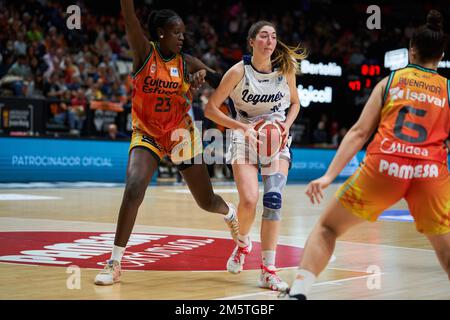 Valence, Espagne. 30th décembre 2022. Awa Fam de Valencia basket (L) et Masa Jankovic de Leganes (R) vu en action pendant la LF Endesa J15 au Fuente de San Luis Sport Hall. Panier Valence 86:49 Leganes (photo par Vicente Vidal Fernandez/SOPA I/Sipa USA) crédit: SIPA USA/Alay Live News Banque D'Images