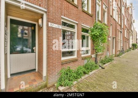 un bâtiment en brique avec des plantes qui poussent dans les portes et sur le côté du bâtiment il y a un panneau de rue qui dit non Banque D'Images