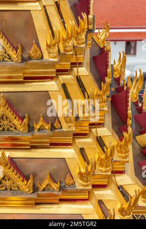 Clochers de Loha Prasat, chedi de Wat Ratchanatdaram Woravihara (Temple de la nièce royale) - Temple bouddhiste thaïlandais à Bangkok, Thaïlande. Banque D'Images