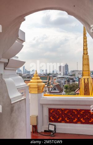 Vue sur la ville depuis le sommet de Loha Prasat à Wat Ratchanatdaram Woravihara (Temple de la nièce royale) - temple bouddhiste thaïlandais à Bangkok, Thaïlande. Banque D'Images