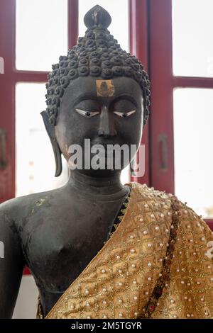 Assis Maravijaya Bouddha statue à Loha Prasat à Wat Ratchanatdaram Woravihara, temple bouddhiste à Bangkok, Thaïlande. Vue de la tête. Banque D'Images