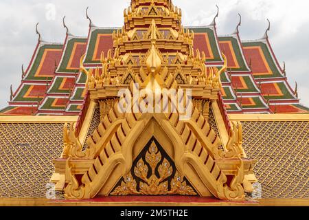 Clochers de Loha Prasat, chedi de Wat Ratchanatdaram Woravihara (Temple de la nièce royale) - Temple bouddhiste thaïlandais à Bangkok, Thaïlande. Banque D'Images