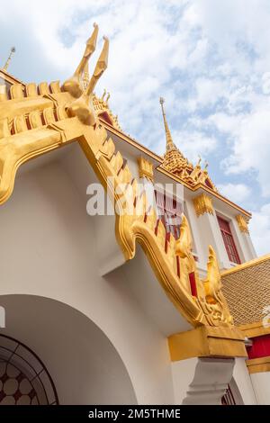 Clochers de Loha Prasat, chedi de Wat Ratchanatdaram Woravihara (Temple de la nièce royale) - Temple bouddhiste thaïlandais à Bangkok, Thaïlande. Banque D'Images