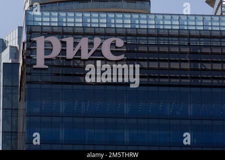 Toronto, ON, Canada – 17 décembre 2022: PricewaterhouseCoopers est une marque internationale de services professionnels, opérant comme des partenariats u Banque D'Images