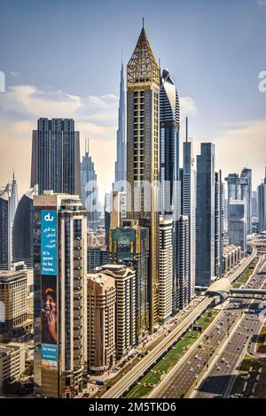 Vue magnifique sur Burj Khalifa et la ville depuis le Millennium Plaza Hotel. Banque D'Images