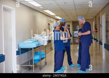 Discuter des dernières avancées médicales. Prise de vue en longueur d'une équipe médicale debout dans un hôpital. Banque D'Images