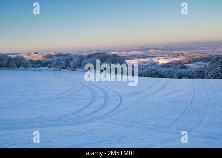 Au sommet de Broadway Hill, le long de cotswold Way, surplombant la campagne des cotswold dans la neige. Broadway, Cotswolds, Worcestershire, Angleterre Banque D'Images