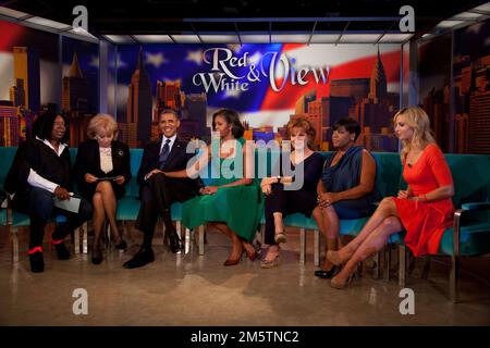 Le président des États-Unis Barack Obama visite lundi à 24 septembre 2012 l'ensemble de "The View" sur ABC-TV à New York. De gauche à droite : Whopi Goldberg, Barbara Walters, président Obama, première dame Michelle Obama, Joy Behar, Sherri Shepherd et Elisabeth Hasselbeck. Crédit : Allan Tannenbaum/Pool via CNP Banque D'Images