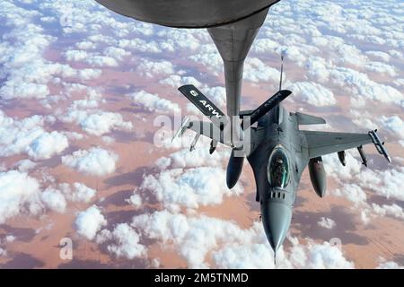 USCENTCOM, emplacement non divulgué. 17th décembre 2022. Un pilote de faucon de combat F-16 affecté à l'escadron de combat expéditionnaire 77th, se prépare à recevoir du carburant d'un KC-135 Stratotanker affecté à l'escadron de ravitaillement en vol expéditionnaire 91st au-dessus des États-Unis Zone de responsabilité du Commandement central, décembre. 17, 2022. L'équipage du KC-135 est chargé de fournir du carburant aux forces américaines et de la coalition, ce qui permet une présence constante dans l'AOR. (Photo de Diana M. Cossaboom) crédit : États-Unis Air Force/ZUMA Press Wire Service/ZUMAPRESS.com/Alamy Live News Banque D'Images