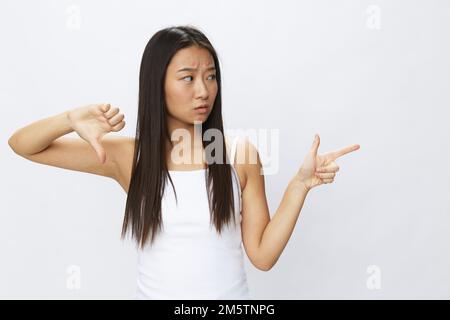 Femme asiatique problèmes de peau faciale, acné et inflammation, éruptions et allergies rouges, varicelle de poulet, tristesse d'éruptions cutanées. Concept de soin du visage pour Banque D'Images