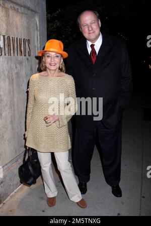 Barbara Walters, la légendaire maison d'information et créatrice de « The View » et animateur du spectacle « Today » est morte à l'âge de 93 ans chez elle entourée de ses proches à Manhattan, New York, sur 30 décembre 2022. Barbara Walters et Bill Getty ABC Casino Night. Tenue à Guastavinos sur 22 octobre 2009. ©Steven Bergman / AFF-USA.COM Banque D'Images