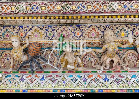 Statues au Wat Pariwat Ratchasongkram - temple bouddhiste de Bangkok, Thaïlande. Banque D'Images