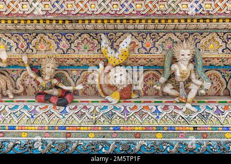 Statues au Wat Pariwat Ratchasongkram - temple bouddhiste de Bangkok, Thaïlande. Banque D'Images