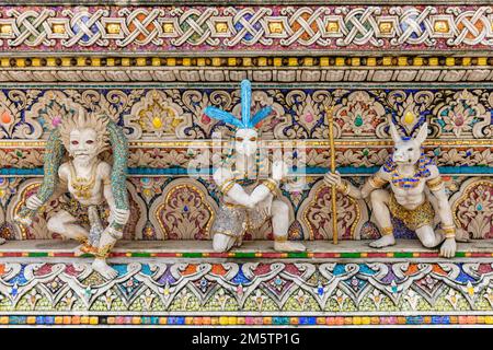 Statues au Wat Pariwat Ratchasongkram - temple bouddhiste de Bangkok, Thaïlande. Banque D'Images