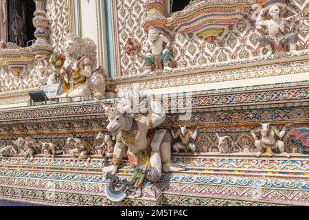 Statues au Wat Pariwat Ratchasongkram - temple bouddhiste de Bangkok, Thaïlande. Banque D'Images