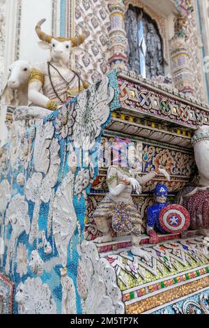 Statues au Wat Pariwat Ratchasongkram - temple bouddhiste de Bangkok, Thaïlande. Banque D'Images