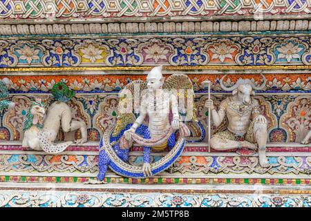 Statues au Wat Pariwat Ratchasongkram - temple bouddhiste de Bangkok, Thaïlande. Banque D'Images