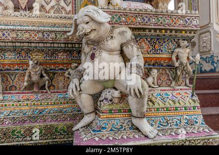 Statues au Wat Pariwat Ratchasongkram - temple bouddhiste de Bangkok, Thaïlande. Banque D'Images