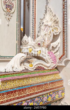 Statues au Wat Pariwat Ratchasongkram - temple bouddhiste de Bangkok, Thaïlande. Banque D'Images