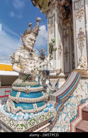 Statues au Wat Pariwat Ratchasongkram - temple bouddhiste de Bangkok, Thaïlande. Banque D'Images