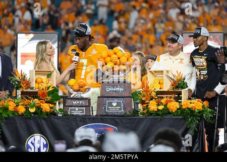 31 décembre 2022: Quart des bénévoles du Tennessee JOE MILTON III (7) reçoit le prix du MVP du jeu pendant le match de la NCAA Capital One Orange Bowl 2022 entre les bénévoles du Tennessee et les Tigres Clemson au stade Hard Rock de Miami Gardens, FL sur 30 décembre 2022. (Credit image: © Cory Knowlton/ZUMA Press Wire) Credit: ZUMA Press, Inc./Alamy Live News Banque D'Images