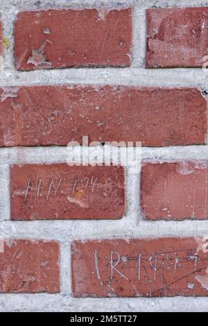 Garder les choses à l'intérieur, et garder les choses à l'extérieur. Un mur de brique de face. Banque D'Images