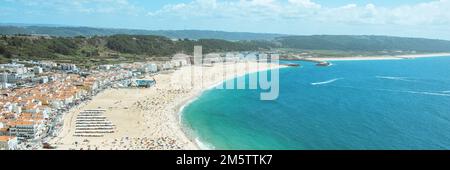 Nazaré, Portugal - 16 août 2022 : vue aérienne de la plage de Nazaré et de la ville de Nazaré, dans le quartier de Leiria, au Portugal. Banque D'Images