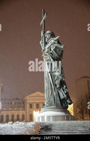 Moscou, Russie - 27 décembre 2022: Monument à Vladimir le Grand sur la place Borovitskaya froid neige nuit d'hiver. Christianisation de Kievan Rus'. VL Banque D'Images