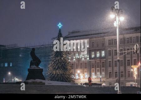 Moscou, Russie - 27 décembre 2022: Monument à Fyodor Dostoïevsky, grand écrivain russe et stylobate de la bibliothèque d'Etat russe avec les escaliers Banque D'Images