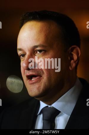 Photo du dossier datée du 18/12/22 de Taoiseach Leo Varadkar s'adressant aux médias alors qu'il assiste à un déjeuner de Noël pour les femmes et les enfants ukrainiens à Vicar Street, Dublin. Le Taoiseach s'est engagé à ce que la sécurité, la loi et l'ordre soient une priorité au cours de son second mandat. Leo Varadkar a déclaré qu'une réunion avec le commissaire de Garde Drew Harris avait été l'un de ses premiers engagements depuis qu'il était à nouveau Premier ministre, prenant la relève du leader de Fianna Fail Micheal Martin en vertu de l'accord de coalition. Date de publication : samedi 31 décembre 2022. Banque D'Images