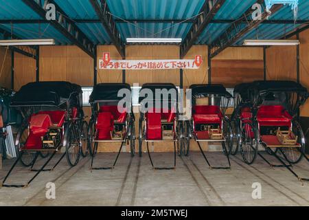 Rangées de pousse-pousse garées dans une salle de garage Banque D'Images