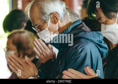 Les gens priant au Temple Sensoji, Asakusa Banque D'Images