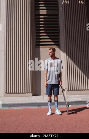 Le patinage est plus qu'un passe-temps. Les skateboarders dans la ville. Banque D'Images