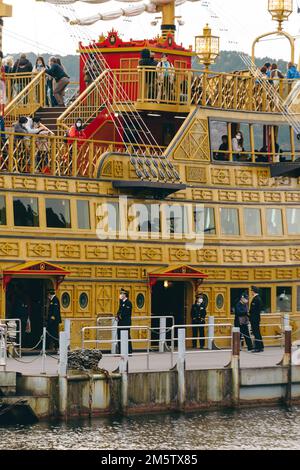 Les touristes se rendant sur le bateau pirate au lac Hakone Banque D'Images