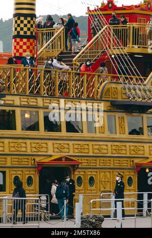 Les touristes se rendant sur le bateau pirate au lac Hakone Banque D'Images